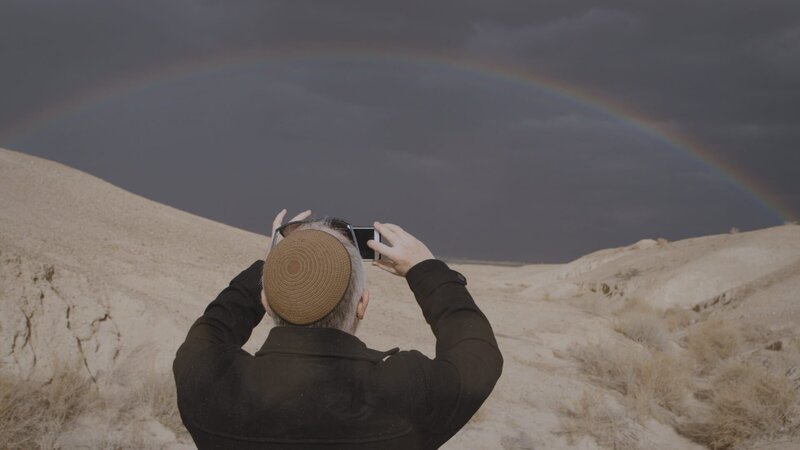 Gabriel Strenger entdeckt an seinem Lieblingsmeditationsplatz in der Wüste zufällig einen Regenbogen. – Bild: ZDF und BR/Sandra Gold productions/Carla Muresan Gabriel Strenger entdeckt an seinem Lieblingsmeditationsplatz in der Wüste zufällig einen Regenbogen. – Bild: ZDF und BR/Sandra Gold productions/Carla Muresan