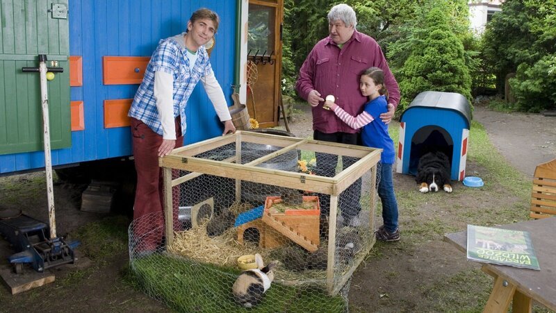Endlich geschafft, Fritz Fuchs (Guido Hammesfahr) ist zufrieden: die Wildkaninchen sind in den Käfig gegangen, als Nichte Jule (Franziska Neiding) ihr Kaninchen Mopsi von ihrem Onkel Herrmann Paschulke (Helmut Krauss) abholt. – Bild: ZDF/​Antje Dittmann