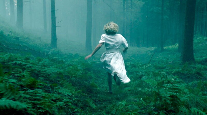 Silke Bodenbender spielt Barbara Neder, die durch den Wald rennt – Bild: NDR/​ConradFilm/​Bavaria Fiction 2020/​Michael Schreitel
