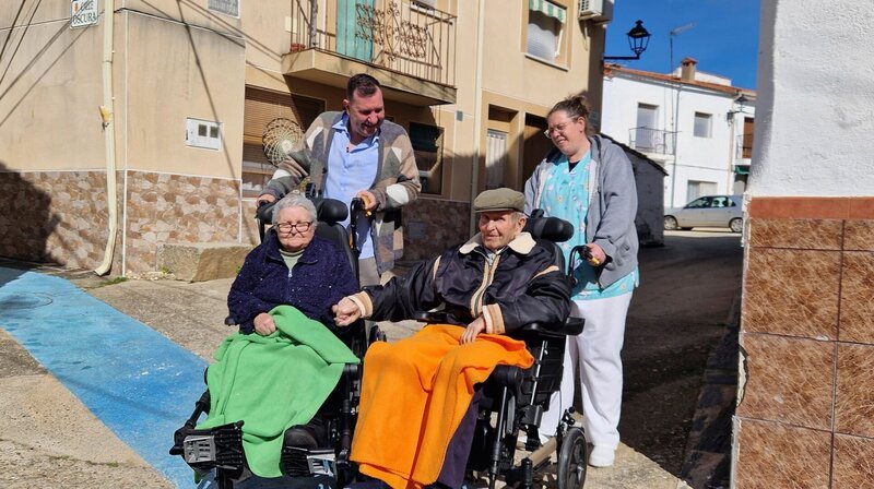 Aurora (87, l) und Isidoro (89, 2.v.r.) unternehmen mit Sozialarbeiter Tomás Moreno Sánchez und einer Pflegerin einen Ausflug – Bild: HR/​Diana Deutschle