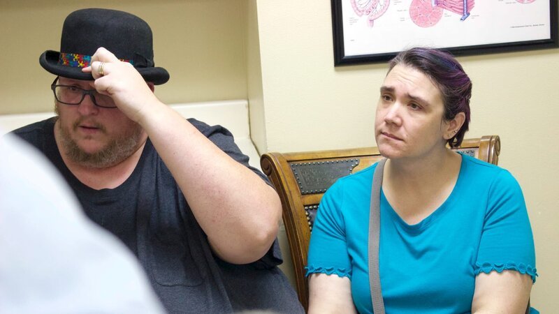 Michael sits in clinic exam room. – Bild: TLC /​ Photobank: 37500_ep903_003.jpg /​ Discovery Communications, LLC