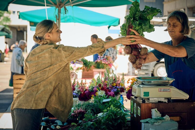 Paula Bründl kauft ein auf dem Bauernmarkt am Mazziniplatz in Bozen – Bild: ServusTV /​ Mirco Taliercio