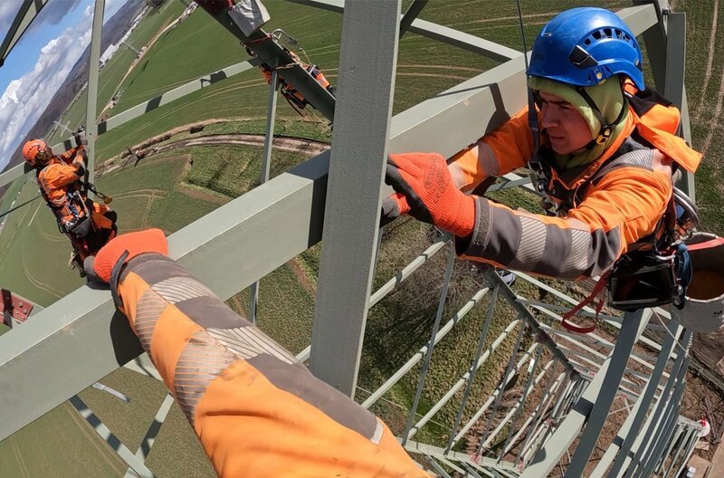 Mastbau an der A7. Acht Stunden lang hämmern die Kletterer heute auf dem Mast die vormontierten Bauteile zusammen. – Bild: NDR/filmblick Hannover Mastbau an der A7. Acht Stunden lang hämmern die Kletterer heute auf dem Mast die vormontierten Bauteile zusammen. – Bild: NDR/filmblick Hannover