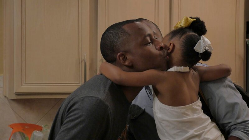 Blue kissing his niece’s cheek at the crawfish boil. – Bild: Discovery Communications