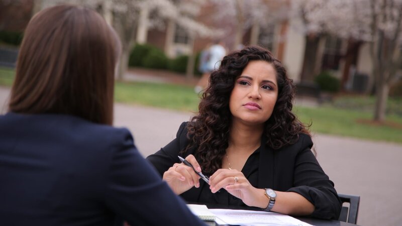 Fatima Silva listens to expert Dr. Stacy Wetmore at a park table. – Bild: Investigation Discovery /​ Discovery Communications, LLC