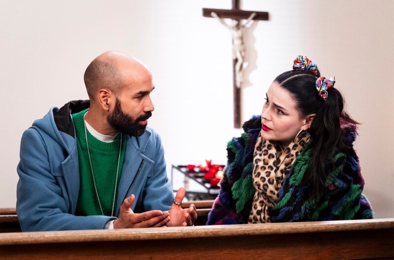 Naveen (Markus Subramaniam) spricht mit Tina (Anita Eichhorn) über seine Sorge um Monika, die wegen ihm und seiner Lüge gekündigt hat. – Bild: BR/​Lena Semmelroggen