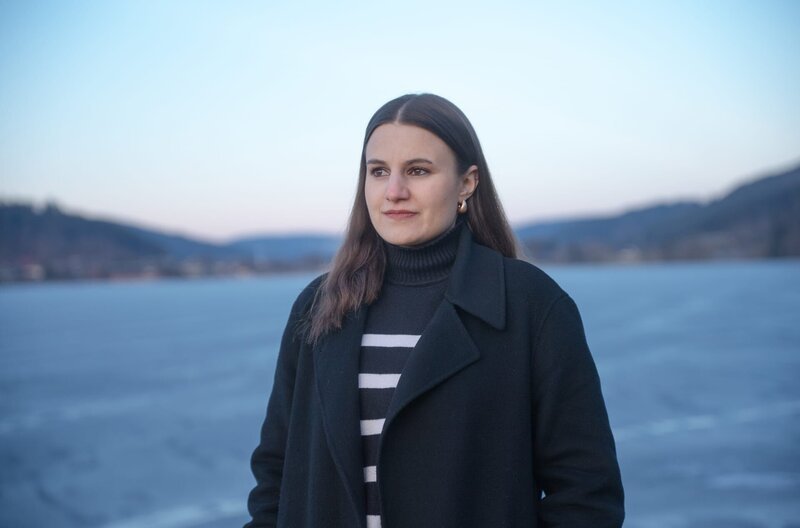 Seit ihrem Freiwilligen Sozialen Jahr (FSJ) arbeitet die 25-jährige Katharina ehrenamtlich im Hospiz als Sterbebegleiterin. – Bild: SWR/​Harald Capota