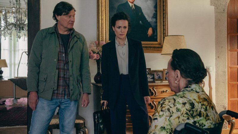 Markus Glösl (Harald Windisch, l.) und Fida Emam (Melika Foroutan, 2.v.l.) statten Trude Ritter (Barbara Petritsch, r.) einen Besuch ab. – Bild: ZDF und Zoe Opratko