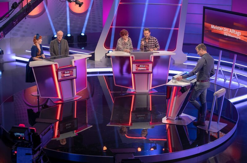 Moderator Florian Weber (rechts) überprüft im Wissensquiz „Meister des Alltags“ die Praxisnähe der prominenten Kandidaten (v. li.): Enie van de Meiklokjes, Bodo Bach, Alice Hoffmann, Dennis Wilms. – Bild: SWR/​Sabine Stumpp