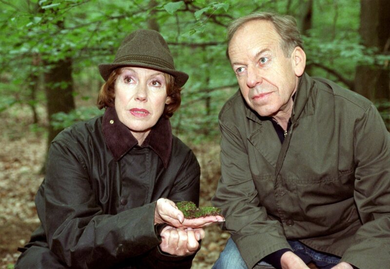 Der Öko Johann (Rüdiger Vogler) versucht, die moderne Städterin Juliane (Gaby Dohm) mit den Reizen der Natur vertraut zu machen. – Bild: ARD Degeto/Katrin Knoke Der Öko Johann (Rüdiger Vogler) versucht, die moderne Städterin Juliane (Gaby Dohm) mit den Reizen der Natur vertraut zu machen. – Bild: ARD Degeto/Katrin Knoke