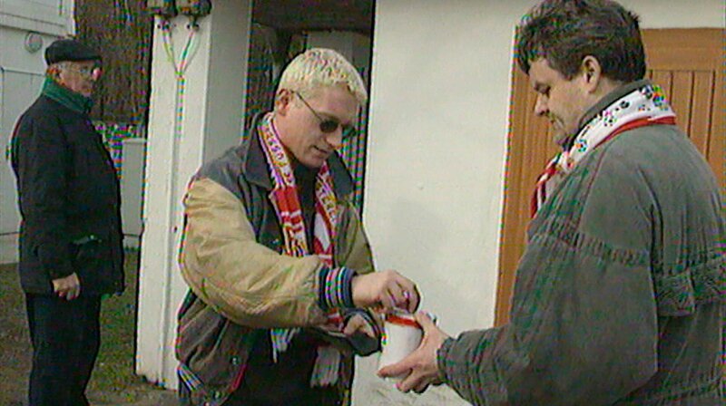 Das Jahr 1998 – nach 16 Jahren wird Helmut Kohl abgewählt und Gerhard Schröder zum neuen Kanzler der Deutschen, der Potsdamer Platz wird feierlich eröffnet und Berlin erlebt die schwerste Gasexplosion der Nachkriegsgeschichte. Eine Berlin-Chronik der Superlative: Vier Jahrzehnte von 1961, dem Jahr des Mauerbaus, bis 1999, als Berlin wieder Hauptstadt eines vereinten Deutschlands ist. – Foto: Union-Fans spenden für ihren Verein. – Bild: rbb