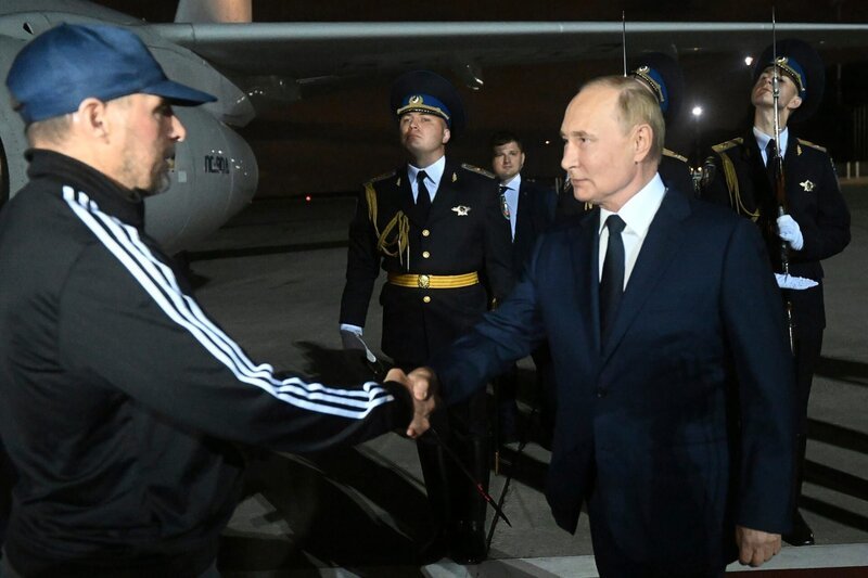 Der russische Präsident Wladimir Putin (r) begrüßt den vom Westen freigelassenen russischen Gefangenen Wadim Krassikow (l.) nach dessen Ankunft auf dem Regierungsflughafen Vnukovo außerhalb von Moskau. Russland und der Westen machen einen beispiellosen Gefangenen-Deal. Es wirkt wie ein Agentenkrimi: Ein verurteilter Mörder und Spione kommen im Austausch für politische Gefangene frei. – Bild: ZDF/​AP /​ Sputnik /​ Kremlin /​ Voskres