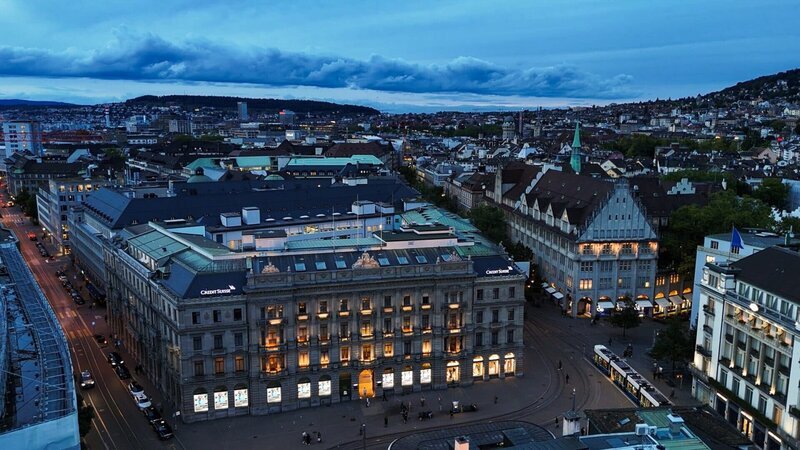 Mit jahrelangem Missmanagement, Skandalen und exorbitant hohen Boni ritt die Führung der Credit Suisse die Bank ins Verderben. – Bild: ZDF und SRF Mit jahrelangem Missmanagement, Skandalen und exorbitant hohen Boni ritt die Führung der Credit Suisse die Bank ins Verderben. – Bild: ZDF und SRF
