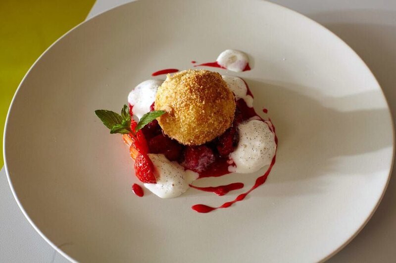 Topfenknödel mit Himbeeren und Vanillecreme. – Bild: ORF 1