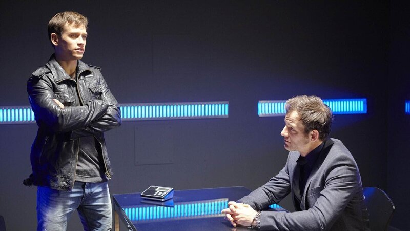 Bei der Vernehmung von Maxim Bohrmann (Torben Liebrecht, r.) erfährt Alex (Vinzenz Kiefer), was dessen spektakulärer Auftritt im Gerichtssaal zu bedeuten hat. – Bild: MG RTL D /​ Guido Engels