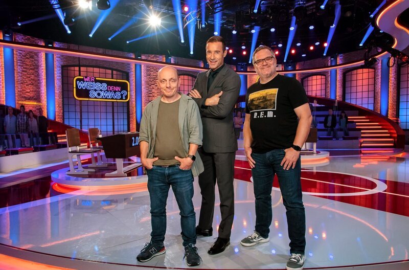 Im Bild: Moderator Kai Pflaume (M.) und die beiden Rateteam-Kapitäne Bernhard Hoëcker (l.) und Elton (r.) – Bild: MDR/​ARD