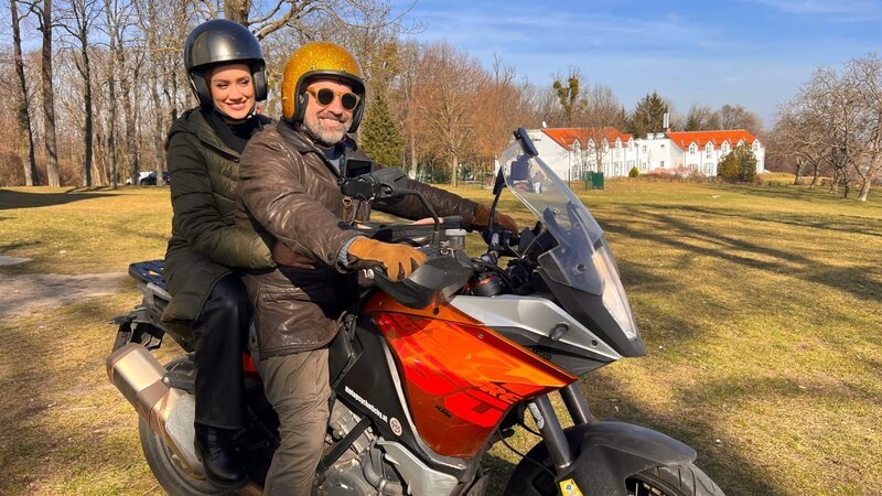Sasa Schwazjirg mit Juergen Maurer und Mara Romei. – Bild: ORF/​TV Friends
