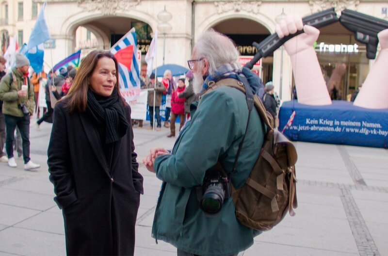 „Wir haben Angst vor Krieg“, das hört Anne Will immer wieder auf der Demonstration gegen die Münchner Sicherheitskonferenz. Im Saal hat sie erlebt, wie mit der Rede des US-amerikanischen Vizepräsidenten J. D. Vance die Gewissheit schwindet, dass die USA auf Dauer ein verlässlicher Verbündeter sind. – Bild: NDR /​ NDR Presse und Information