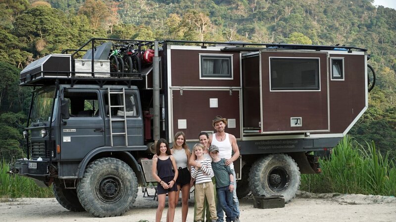 Timm und Michaela mit ihren vier Kindern. Von links: Paula 14, Lotta 17, Karl 11 und Max 9 Jahre alt. Familie von Bargen hat ihren Lkw „Roger“ selbst ausgebaut. – Bild: ZDF und Jürgen Heck