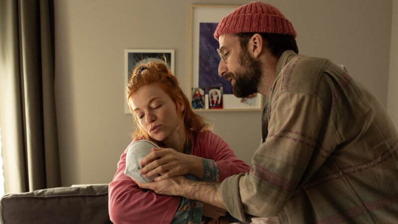 Sofia (Marleen Lohse, l.) und Oliver (Matthias Weidenhöfer, r.) finden sich im Wochenbett-Chaos wieder. So entspannt und harmonisch, wie sie es sich vorgestellt haben, ist es leider doch nicht. – Bild: ZDF und Richard Kranzin