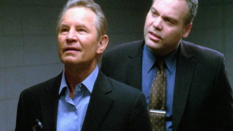 Detective Goren (Vincent D’Onofrio, r.) nimmt Bernard Freemont (Michael York) in die Zange. Wird er den Mord gestehen? – Bild: RTL