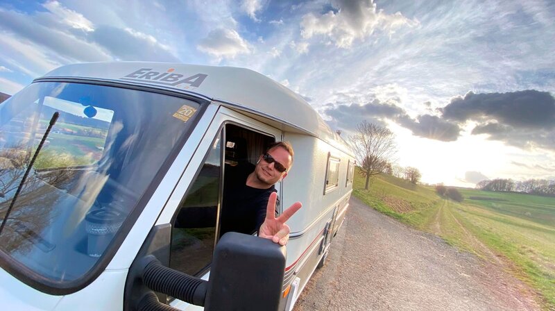 Friso Richter und sein Wohnmobil Pamela. – Bild: HR/​Lukas Lowack