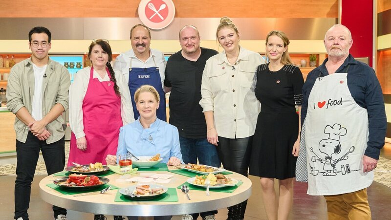 „Die Küchenschlacht“ Gruppenfoto: Kandidaten Chau Duc Doan, Karin Bastek, André Bloeute, Sarah Gellesch, Mona Hemme-Stromeyer, Olivier „Olli“ Schrikker, Jurorin Cornelia Poletto und Moderator Johann Lafer. – Bild: ZDF und Gunnar Nicolaus