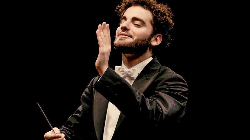  Emmanuel Tjeknavorian dirigiert. – Bild: ORF/​Filmwerkstatt Wien