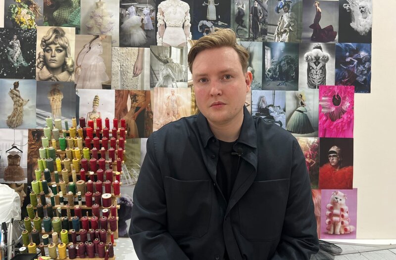 Danny Reinke im Studio in Berlin. An der Wand ein Moodboard mit Looks und Stimmungen, die ihn inspirieren. – Bild: NDR