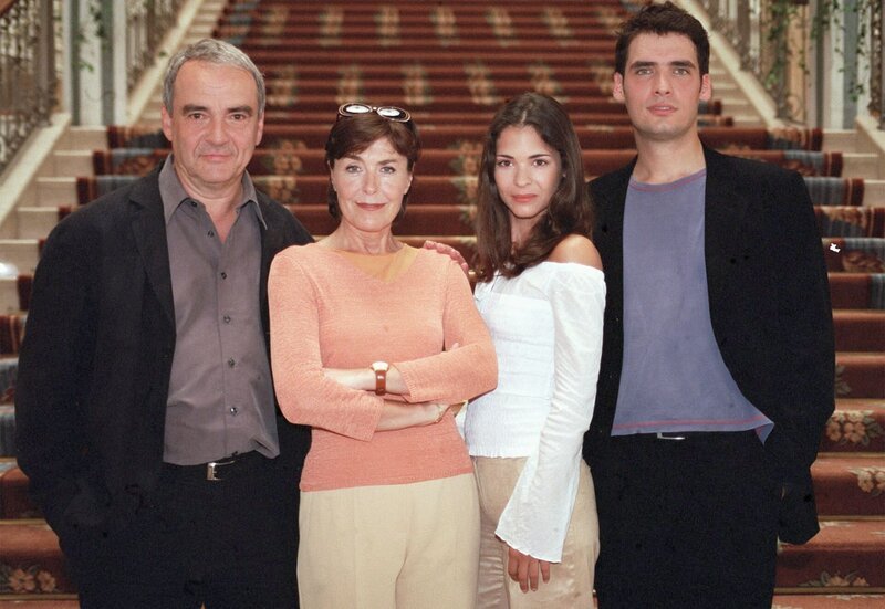 Nur eine scheinbar glückliche Familie: Holger (Walter Kreye, li.), Maria (Thekla Carola Wied, 2. v. li.), ihr Sohn Niklas (Thorsten Grasshoff) und dessen Freundin Melanie (Katja Woywood). Weiteres Bildmaterial finden Sie unter www.br-foto.de. – Bild: BR/ARD/Degeto/Cornelia Klein Nur eine scheinbar glückliche Familie: Holger (Walter Kreye, li.), Maria (Thekla Carola Wied, 2. v. li.), ihr Sohn Niklas (Thorsten Grasshoff) und dessen Freundin Melanie (Katja Woywood). Weiteres Bildmaterial finden Sie unter www.br-foto.de. – Bild: BR/ARD/Degeto/Cornelia Klein