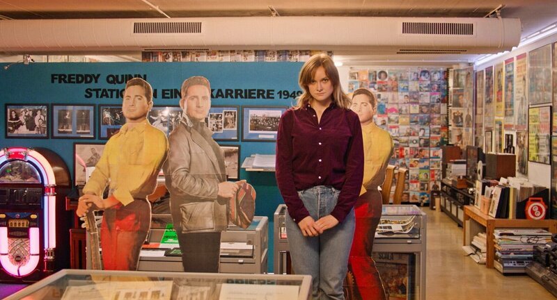  Regisseurin Bianca Gleissinger begibt sich an ihrem Heimatort, den sie nach der Trennung ihrer Eltern verlassen musste, auf eine Suche: nach den jetzigen Bewohner*innen, deren Lebensentwürfen und ihrem Alltag. – Bild: ORF/​Mischief Films