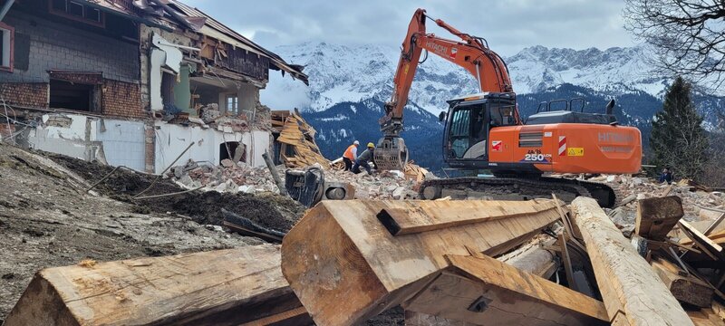 Abriss des Berggasthofes Eckbauer. – Bild: BR/​Ralph Gladitz