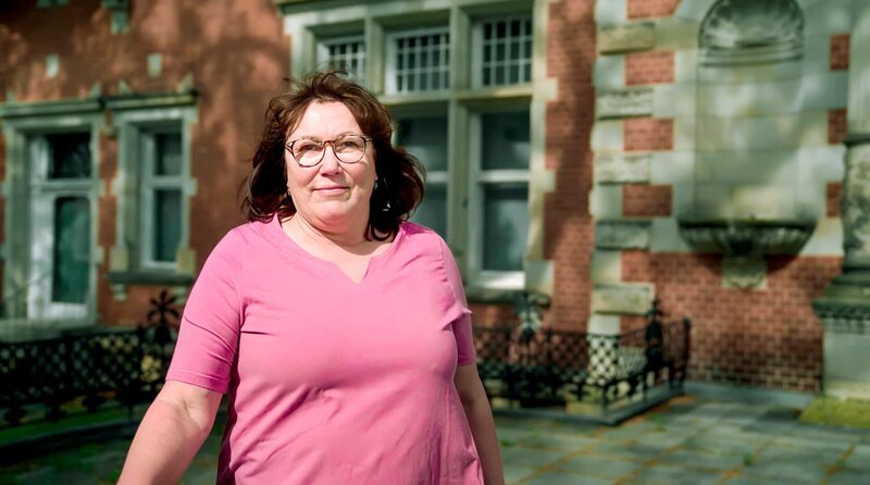„Die Natur-Docs“ aus dem Immanuel Krankenhaus in Berlin ergänzen schulmedizinische Verfahren mit Therapien der Naturheilkunde. Anja leidet an einem langjährigen Schmerzsyndrom. – Bild: SWR/​NDR