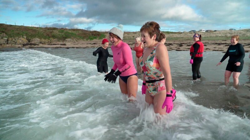 Jede Woche treffen sich die „Blue Tits Chill Swimmers“ auf der Insel Anglesey zum Baden im Meer. – Bild: ZDF und NDR Jede Woche treffen sich die „Blue Tits Chill Swimmers“ auf der Insel Anglesey zum Baden im Meer. – Bild: ZDF und NDR