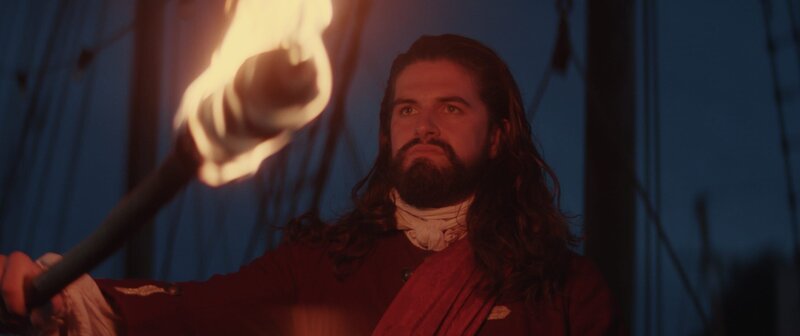 REENACTMENT – Kapitän Bart Roberts hält eine brennende Fackel (Credit: Dash Pictures) – Bild: Dash Pictures /​ Dash Pictures