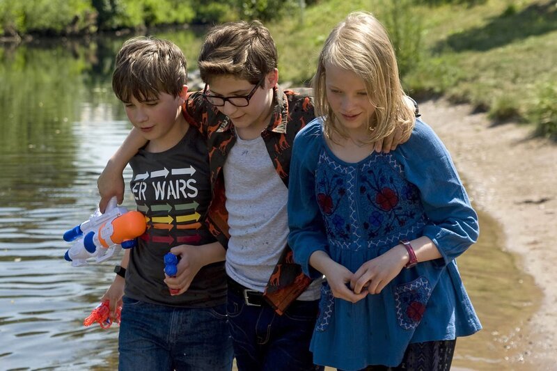Finn (Timon Wuerriehausen), Henk (Noah Alibayli) und Martha (Luna Kuse) sind die neuen Helden auf Schloss Einstein. – Bild: MDR/​Katharina Simmet