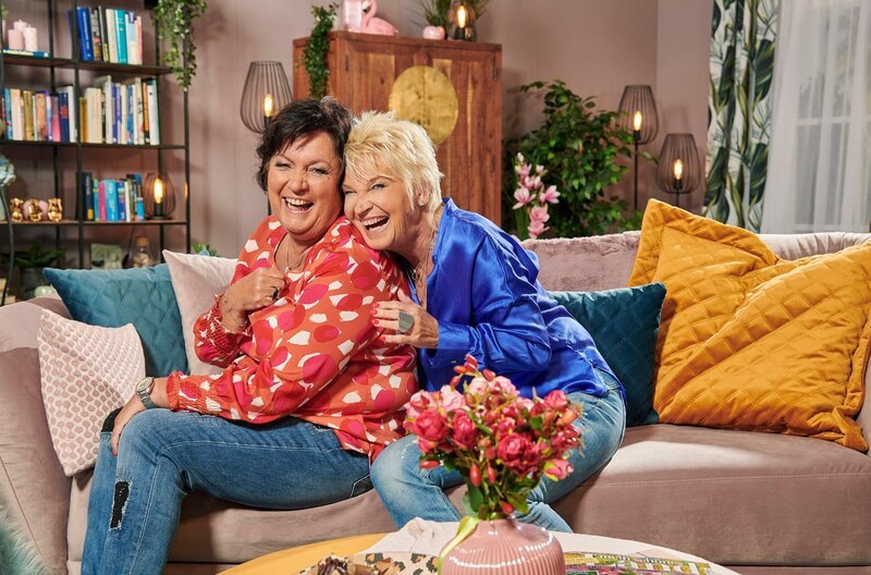 SÜDWESTRUNDFUNK Wohnzimmer-Comedy – Mit Dui do on de Sell v.li.:  Petra (Petra Binder) und Doris (Doris Reichenauer) © SWR/​movingpicturez, honorarfrei – Verwendung gemäß der AGB im engen inhaltlichen, redaktionellen Zusammenhang mit genannter SWR-Sendung und bei Nennung „Bild: SWR/​movingpicturez“ (S2+). SWR Presse/​Bildkommunikation, Baden-Baden, Tel: 07221/​929⁠–⁠22287, foto@swr.de – Bild: SWR/​movingpicturez /​ SWR Presse/​Bildkommunikation