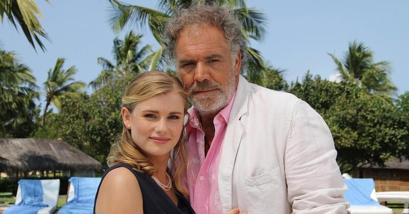 ARD DAS TRAUMHOTEL – BRASILIEN, Markus Winter (Christian Kohlund) mit seiner Tochter, der Nachwuchs-Hotelmanagerin Leonie (Anna Hausburg). – Bild: ARD Degeto/​Lisa Film/​Renato Semanovschi