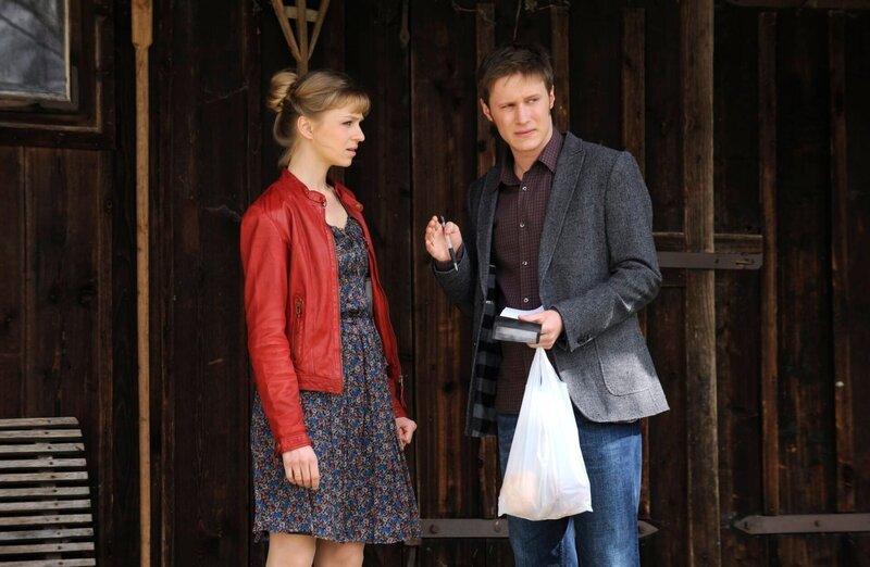Caro und Ludwig finden heraus, dass Bichlmaier in der Waldhütte wohnt und hinterlassen ihm eine Nachricht. Von links: Caroline Ertl (Teresa Rizos) und Ludwig Brunner (Martin Wenzl). – Bild: BR/​Marco Orlando Pichler