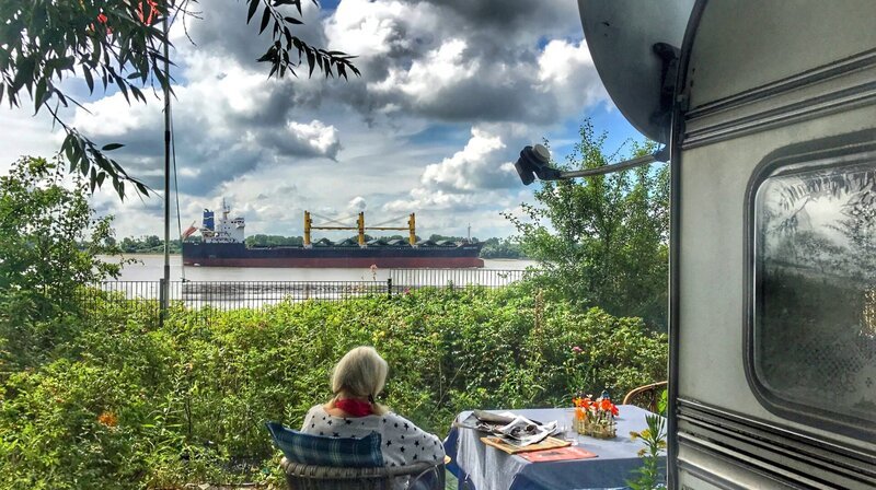 Dicke Pötte gucken – das Elbe-Camp am Falkensteiner Ufer in Hamburg. – Bild: NDR/​Lona Media GbR