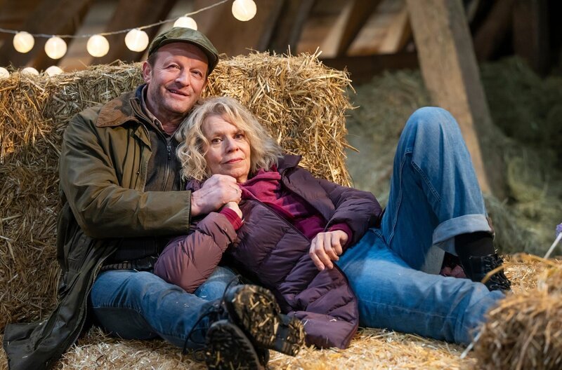 Kati (Christiane Bachschmidt) macht sich große Sorgen um Eva. Bernd (Martin Wangler) tut sein Bestes, um seine Frau zu trösten. – Bild: SWR/​Patricia Neligan