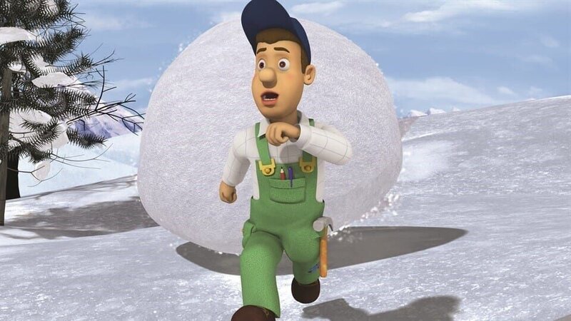 Mike versucht, sich vor einer riesigen Schneeballkugel zu retten. – Bild: KiKA/​Prism Art & Design Limited