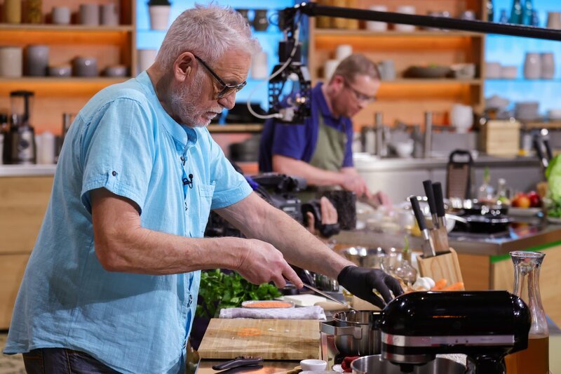 Kandidaten Kurt Kolf (l.) und Norbert Prager (r.) im Hintergrund. – Bild: ZDF und Ulrich Perrey