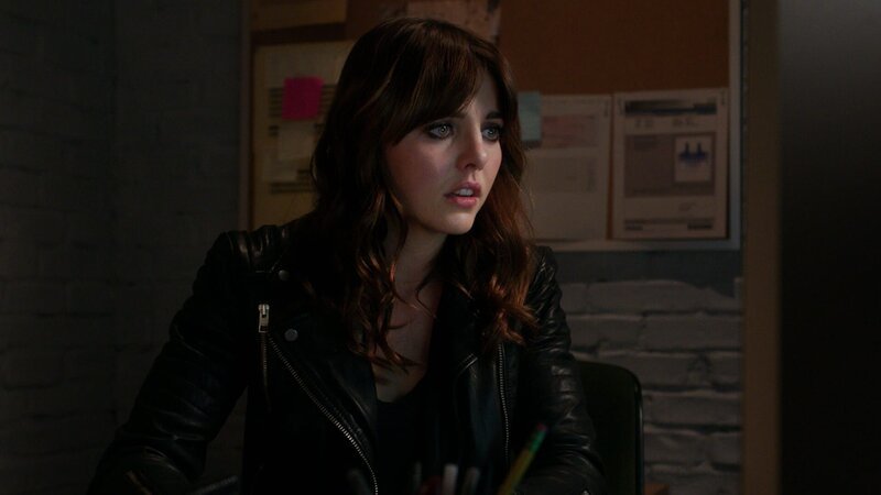 Obwohl Watson eigentlich einen neuen Job als Ermittlerin für eine Versicherungsfirma hat, arbeitet sie erneut mit Holmes zusammen, um Kitty (Ophelia Lovibond) vor einer tödlichen Bedrohung zu schützen … – Bild: CBS Television