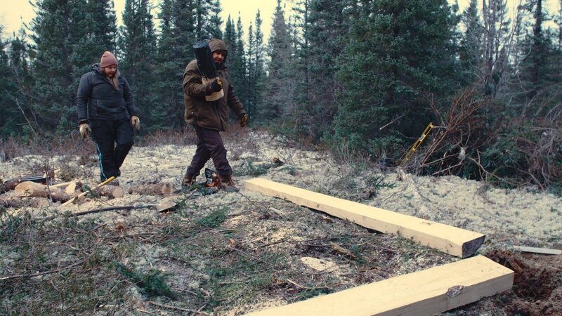Emilie und Gilbert arbeiten an der Basis ihrer Hütte. – Bild: Tara Elwood /​ Blue Ant Media