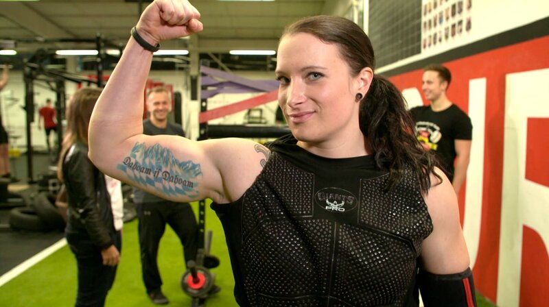 Sandra Bradley (29) zeigt ihr Tattoo mit der Aufschrift „Dahoam is dahoam“. – Bild: BR/​south & browse GmbH/​Waldemar Hauschild