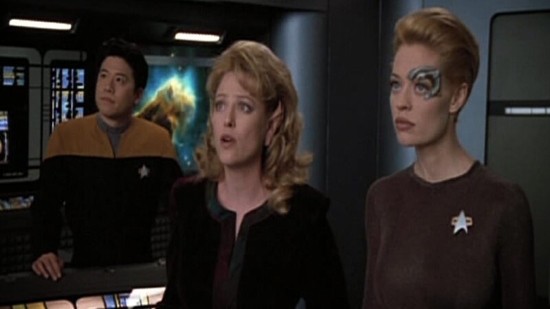 Harry Kim (Garrett Wang, l.), Kellin (Virginia Madsen, m.) und Seven of Nine (Jeri Ryan, r.) – Bild: Tele 5