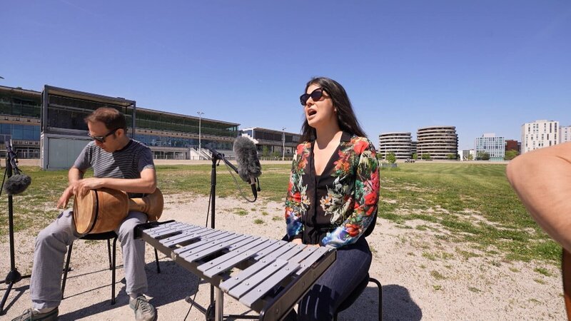 Jörg Mikula(Percussion) und Özlem Bulut(Stimme, Glockenspiel) von der Özlem Bulut Band bei den Dreharbeiten zu Sound of Vienna in der Trabrennbahn Krieau – Bild: ORF/​ORF-Wien