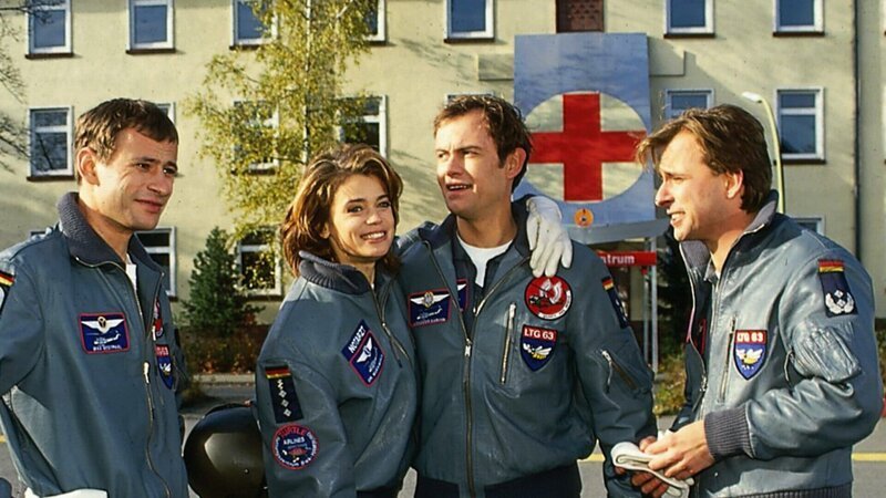 Pilot Alex (Matthias Leja, 2.v.r.) wurde wegen eines gesundheitlichen Befunds die Fluglizenz entzogen. Jetzt darf er wieder fliegen. Seine Kollegen Max (Frank Stieren, l.), Maren (Gerit Klink, 2.v.l.) und Leo (René Steinke, r.) freuen sich mit ihm. – Bild: ZDF und Boris Laewen