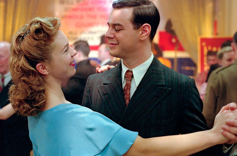 Samantha (l, Hoeysuckle Weeks) und Toni Lucciano (Danny Dyer). – Bild: WDR/​Acorn Media Group, Inc.